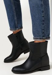 Czarne Botki Sztyblety Yivi. Czarne botki damskie Born2be, z aplikacjami, eleganckie, za kostkę, bez obcasa, na koturnie, bez zapięcia. Za 34.99 zł.