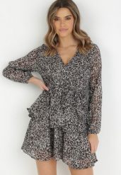 Szara Sukienka Lalessa. Szare sukienki damskie Born2be, l, z aplikacjami, z materiału, bez kołnierzyka, bez ramiączek, mini, kopertowe. Za 29.99 zł.