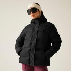Kurtka damska zimowa Entrusted Dare 2b. Czarne kurtki sportowe damskie Dare 2B, na zimę, bez wzorów, z puchu, bez ramiączek, bez kaptura, trekkingowe. W wyprzedaży za 549.99 zł.