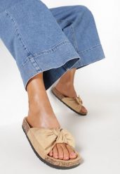 Ciemnobeżowe Klapki Nesariye. Brązowe klapki damskie Born2be, bez wzorów, bez obcasa, na płaskiej podeszwie, bez zapięcia. Za 59.99 zł.