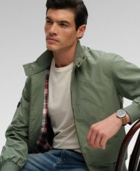 Superdry Klasyczna kurtka Harrington relaxed fit – Lily Pad Green. Zielone kurtki męskie Superdry, s, z aplikacjami, z materiału, klasyczne, bez kaptura. Za 398.55 zł.
