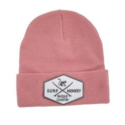 Czapka dzianinowa – czapka z recyklingu – rozmiar uniwersalny – (różowa). Czerwone czapki damskie SURF MONKEY, bez wzorów, z dzianiny. Za 139.95 zł.