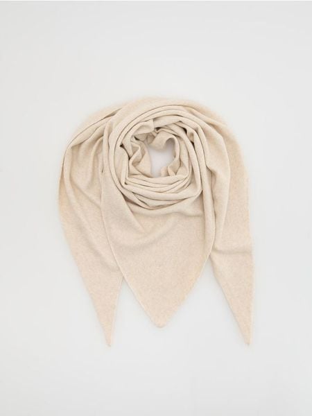 Gładki szal - kremowy. Białe szaliki damskie Reserved, bez wzorów. W wyprzedaży za 32.99 zł.