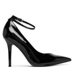 Szpilki Guess. Czarne szpilki damskie Guess, z aplikacjami, bez obcasa, na szpilce, bez zapięcia. Za 539.99 zł.