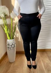 Czarne jeansowe spodnie z wysokim stanem i zwężaną nogawką PLUS SIZE XXL. Czarne spodnie materiałowe damskie Nasi partnerzy, bez wzorów, z bawełny, biznesowe, z podwyższonym stanem, plus size, krótkie. Za 199.90 zł.