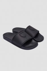 KARL LAGERFELD Czarne męskie klapki KONDO Karl NFT Relief. Czarne klapki męskie KARL LAGERFELD, bez wzorów, bez zapięcia. W wyprzedaży za 289.99 zł.