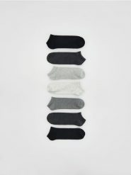 7 pack krótkich skarpet - ciemnoszary. Szare skarpety męskie Reserved, bez wzorów. Za 59.99 zł.