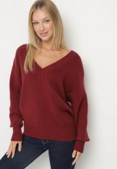 Bordowy Sweter z Kaszmirem z Dekoltem w Serek Plenae. Czerwone swetry nierozpinane damskie Born2be, uniwersalny, bez wzorów, z kaszmiru, eleganckie, bez kołnierzyka, bez ramiączek. Za 129.99 zł.