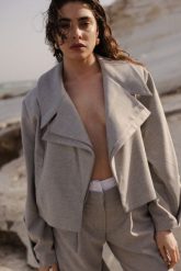 Krótka marynarka z wiskozą w kolorze SZARYM - LUKSOR. Szare marynarki i żakiety damskie Marsala, bez wzorów, z elastanu, eleganckie, bez kołnierzyka, bez ramiączek. W wyprzedaży za 234.95 zł.