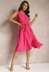Fuksjowa Plisowana Sukienka Midi z Plisami na Dole i Paskiem w Talii Wrensilva. Czerwone sukienki damskie Renee, l, bez wzorów, z materiału, eleganckie, bez kołnierzyka, bez ramiączek, midi, rozkloszowane. Za 39.99 zł.