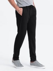 Męskie spodnie dresowe o marchewkowym kroju - czarne V1. Czarne spodnie sportowe męskie Ombre Clothing, m, bez wzorów, z dresówki. W wyprzedaży za 59.99 zł.