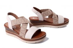 RIEKER REMONTE D2L54-60 beige combination, sandały damskie. Brązowe sandały damskie Rieker Remonte, bez wzorów, bez obcasa, na koturnie, bez zapięcia. Za 279.92 zł.