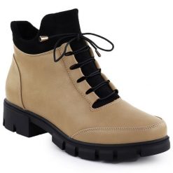 Botki damskie beżowe Jezzi RMR23123. Brązowe botki damskie Jezzi, bez wzorów, ze skóry ekologicznej, bez obcasa, bez zapięcia. Za 95.99 zł.