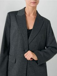 Taliowany żakiet - szary. Szare marynarki i żakiety damskie Sinsay, bez wzorów, bez kołnierzyka, bez ramiączek. Za 79.99 zł.