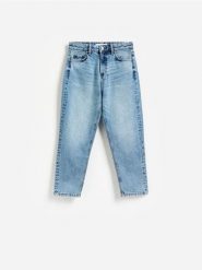 Jeansy mom fit z krótszą nogawką - niebieski. Niebieskie jeansy damskie Reserved, bez wzorów, z bawełny, krótkie. Za 129.99 zł.