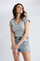 BLUZKA SARA JASNO SZARA KRÓTKI RĘKAW S - Flawless. Szare bluzki damskie Flawless, s, bez wzorów, z dresówki, biznesowe, bez kołnierzyka, bez ramiączek. Za 72.00 zł.