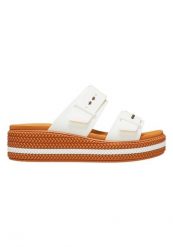 Sandały dla Kobiet Crocs Brooklyn Woven Buckle. Białe sandały damskie Crocs, bez wzorów, z materiału, bez obcasa, na platformie, bez zapięcia. Za 239.99 zł.