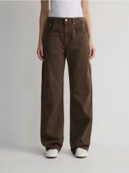 Jeansy wide leg - brązowy. Brązowe jeansy damskie Reserved, bez wzorów, z bawełny. W wyprzedaży za 69.99 zł.