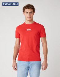 MĘSKI T-SHIRT WRANGLER SS SEAS LOGO TEE ROCOCCO RED W7AKGFXA4 112131348. Czerwone t-shirty męskie Wrangler, m, bez wzorów, bez kołnierzyka, bez ramiączek. Za 69.99 zł.