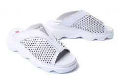 ARTIKER RELAKS 52C1534 biały, klapki damskie. Białe klapki damskie Artiker Relaks, na lato, bez wzorów, z gumy, bez obcasa, na koturnie, bez zapięcia. Za 234.90 zł.