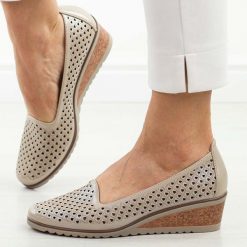 Beżowe czółenka damskie na koturnie Potocki 12018. Brązowe czółenka damskie POTOCKI, na jesień, w ażurowe wzory, ze skóry, eleganckie, bez obcasa, na koturnie, bez zapięcia. Za 169.00 zł.