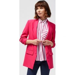 Stylowa marynarka. Marynarki i żakiety damskie MOODO, bez wzorów, eleganckie, bez kołnierzyka, bez ramiączek. Za 99.99 zł.