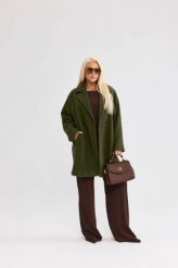Damski płaszcz Isabella z tkaniny bukla w kolorze oliwkowym - elegancja i komfort PLUS SIZE XXL OVERSIZE JESIEŃ. Zielone płaszcze damskie Moda Size Plus Iwanek, na jesień, l, bez wzorów, z poliesteru, eleganckie, bez kołnierzyka, bez kaptura. Za 559.90 zł.