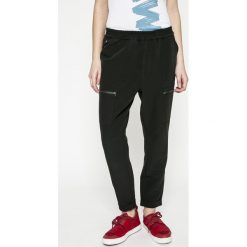 G-Star Raw - Spodnie. Czarne spodnie materiałowe damskie G-Star Raw, bez wzorów, z poliesteru, casualowe, z podwyższonym stanem. W wyprzedaży za 189.90 zł.