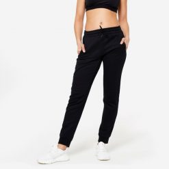 Spodnie dresowe damskie Domyos Gym & Pilates slim. Czarne spodnie dresowe damskie DOMYOS, bez wzorów, z dresówki, sportowe, na fitness i siłownię. Za 89.99 zł.