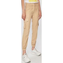 Tally Weijl - Spodnie. Spodnie materiałowe damskie TALLY WEIJL, bez wzorów, z lyocellu, casualowe, z podwyższonym stanem. W wyprzedaży za 69.90 zł.