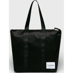 Calvin Klein - Torebka. Czarne shopperki damskie Calvin Klein, bez wzorów, z materiału, na ramię, duże, bez dodatków. W wyprzedaży za 329.90 zł.