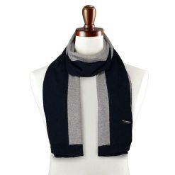 Modny szal na zimę o minimalistycznym wzorze - Peterson. Szaliki męskie Peterson, bez wzorów, z wełny. Za 59.99 zł.