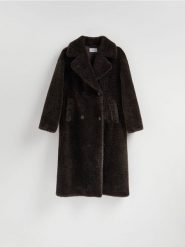 Płaszcz ze sztucznego futerka - ciemnobrązowy. Brązowe płaszcze damskie Reserved, l, bez wzorów, bez kołnierzyka, bez kaptura. Za 399.99 zł.