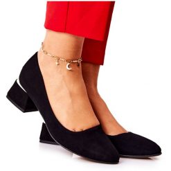 Lewski Shoes Zamszowe Czółenka Lewski 3118 Czarne. Czarne czółenka damskie bez wzorów, ze skóry, eleganckie, bez obcasa, na obcasie, bez zapięcia. Za 410.13 zł.