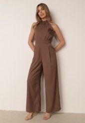 Brązowy Kombinezon Elegancki z Broszką Różą 3D i Dekoltem Halter Thaelima. Brązowe sukienki damskie Born2be, na co dzień, m, bez wzorów, eleganckie, bez kołnierzyka, bez ramiączek, kopertowe. Za 159.99 zł.