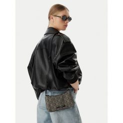 Torebka Calvin Klein. Czarne listonoszki damskie Calvin Klein, bez wzorów, bez dodatków. Za 289.99 zł.