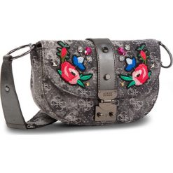 Torebka GUESS - HWDM69 92180 BLD. Szare listonoszki damskie Guess, z aplikacjami, z materiału, bez dodatków. W wyprzedaży za 349.00 zł.