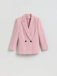 Dwurzędowa marynarka - pastelowy róż. Czerwone marynarki i żakiety damskie Reserved, bez wzorów, z tkaniny, bez kołnierzyka, bez ramiączek. Za 229.99 zł.