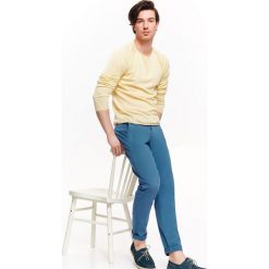 SPODNIE MĘSKIE O KROJU SLIM Z PASKIEM. Niebieskie eleganckie spodnie męskie TOP SECRET, bez wzorów, z bawełny. W wyprzedaży za 49.99 zł.