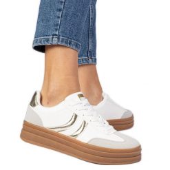 Białe sneakersy trampki damskie z złotym dodatkiem. Białe trampki i tenisówki damskie bez wzorów, z syntetyku, bez zapięcia. Za 96.19 zł.
