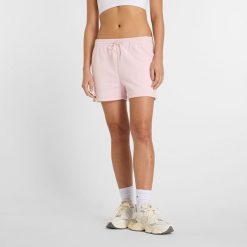 Spodenki damskie New Balance WS41500RSG – różowe. Czerwone szorty damskie New Balance, bez wzorów, z bawełny, klasyczne. Za 129.99 zł.