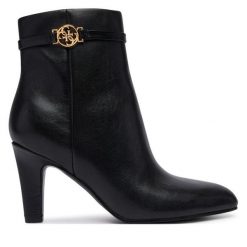 Botki Guess. Czarne botki damskie Guess, z aplikacjami, bez obcasa, na słupku, bez zapięcia. Za 764.99 zł.