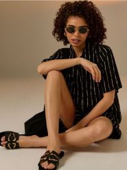 Klapki z wkładką ze skórą naturalną - czarny. Czarne klapki damskie Sinsay, bez wzorów, ze skóry, bez obcasa, bez zapięcia. Za 39.99 zł.