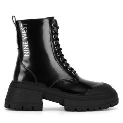 Botki Nine West. Czarne botki damskie Nine West, bez wzorów, bez obcasa, na płaskiej podeszwie, bez zapięcia. Za 279.99 zł.