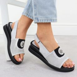 Sandały damskie na podwyższeniu z gumą srebrne Jezzi RMR2267-2. Szare sandały damskie Jezzi, bez wzorów, z gumy, bez obcasa, bez zapięcia. Za 113.99 zł.