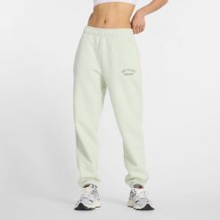 Spodnie damskie New Balance WP43500NUM – miętowe. Zielone spodnie dresowe damskie New Balance, z aplikacjami, z bawełny, klasyczne. Za 149.99 zł.