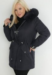 Granatowa Kurtka Parka Nylonowa Deseyi. Niebieskie kurtki damskie Born2be, plus size, bez wzorów, z futra, plus size, bez kaptura. Za 119.99 zł.
