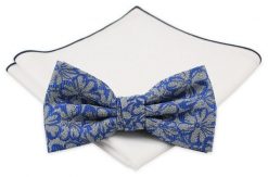 Szara Mucha z Białą Poszetką -CHATTIER- Męska, w Niebieskie Kwiatki. Niebieskie krawaty i muchy Chattier, bez wzorów, eleganckie. Za 59.00 zł.