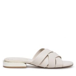 Klapki Nine West. Brązowe klapki damskie Nine West, bez wzorów, bez obcasa, bez zapięcia. Za 179.99 zł.