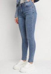 Jasnoniebieskie Jeansy z Bawełną i Efektem Push Up o Dopasowanym Kroju Flortebia. Niebieskie jeansy damskie Born2be, bez wzorów, z bawełny, eleganckie. Za 89.99 zł.